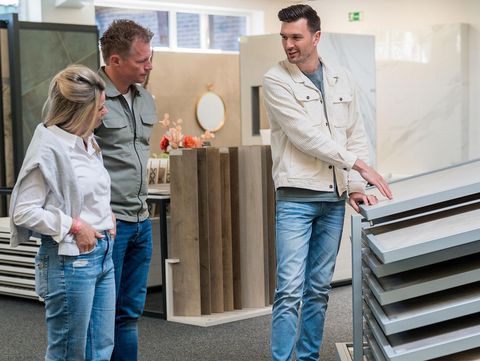  overleg op de tegeltentoonstelling